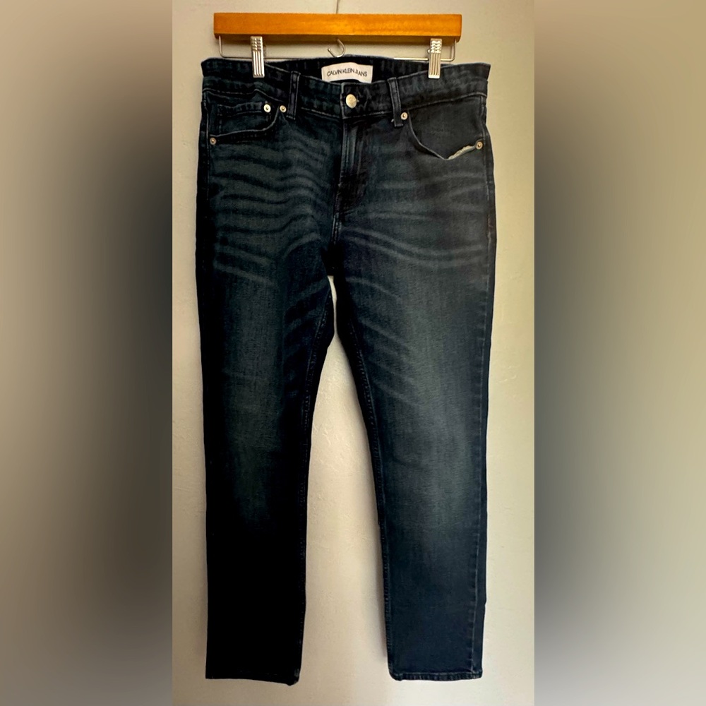 Like new size 32x32 Slim Calvin Klein men’s jeans.